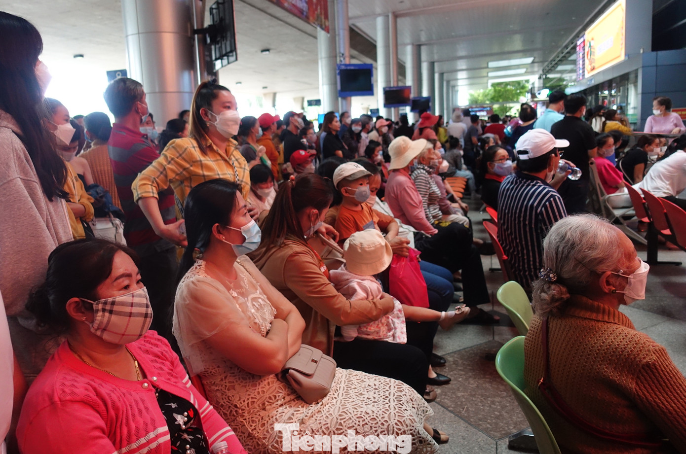 Nhiều gia đình đưa con em cùng ra sân bay chờ đón người thân từ nước ngoài về. Nhiều gia đình đưa con em cùng ra sân bay chờ đón người thân từ nước ngoài về.