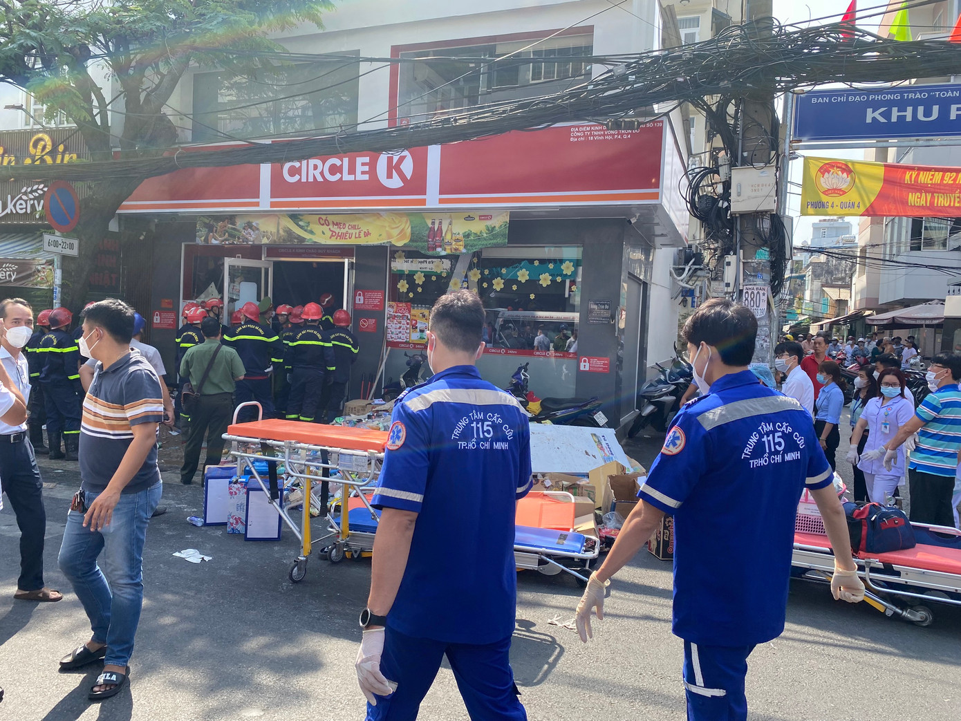 Trung tâm cấp cứu 115 TPHCM đã huy động nhiều xe cấp cứu cùng nhân viên y tế đến hiện trường.