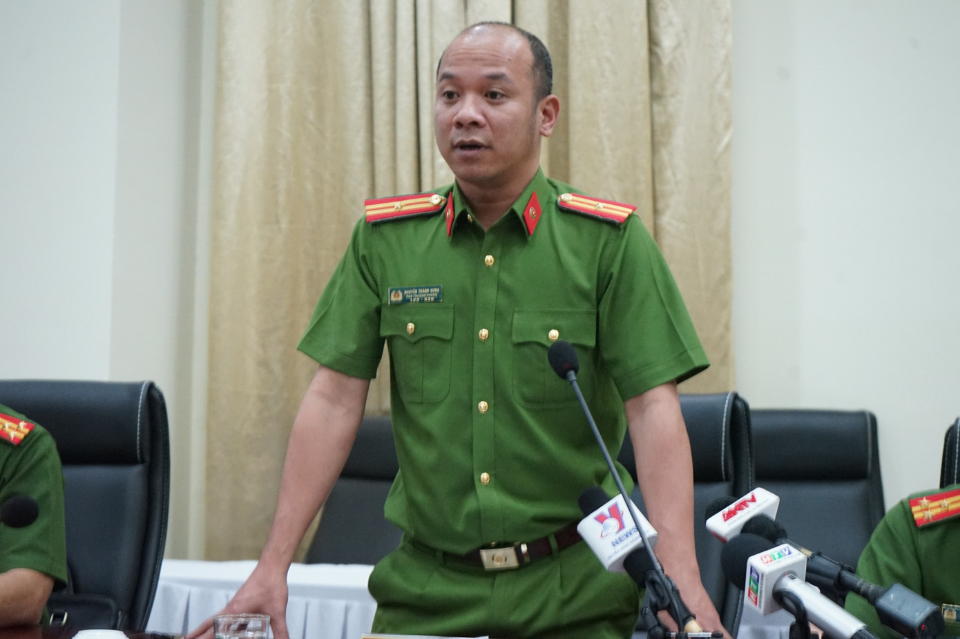 Thiếu tá Nguyễn Thành Hưng cung cấp thông tin tại buổi họp báo.