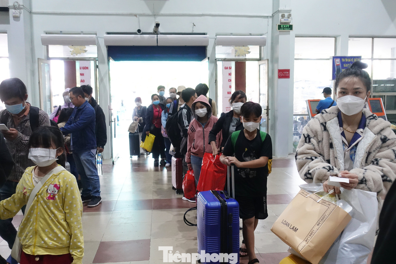 Đặc biệt, hành khách không giao dịch với các đối tượng cò mồi, phe vé để tránh tình trạng bị lợi dụng, lừa đảo, mua phải vé giả, vé chỉnh sửa họ tên, giá vé cao hơn ngành đường sắt mở bán... Đặc biệt, hành khách không giao dịch với các đối tượng cò mồi, phe vé để tránh tình trạng bị lợi dụng, lừa đảo, mua phải vé giả, vé chỉnh sửa họ tên, giá vé cao hơn ngành đường sắt mở bán...