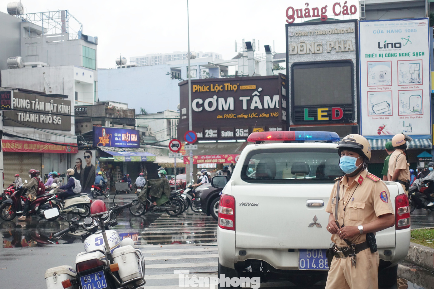 Sáng 10/1, tổ công tác thuộc đội CSGT Phú Lâm (PC08 - Công an TPHCM) lập chốt tại vòng xoay mũi tàu Phú Lâm trên đường Kinh Dương Vương (quận Bình Tân). Bên cạnh đó, kết hợp tuần tra, kiểm soát ở những tuyến đường cấm xe khách giường nằm đi vào. Ảnh: HỮU HUY
