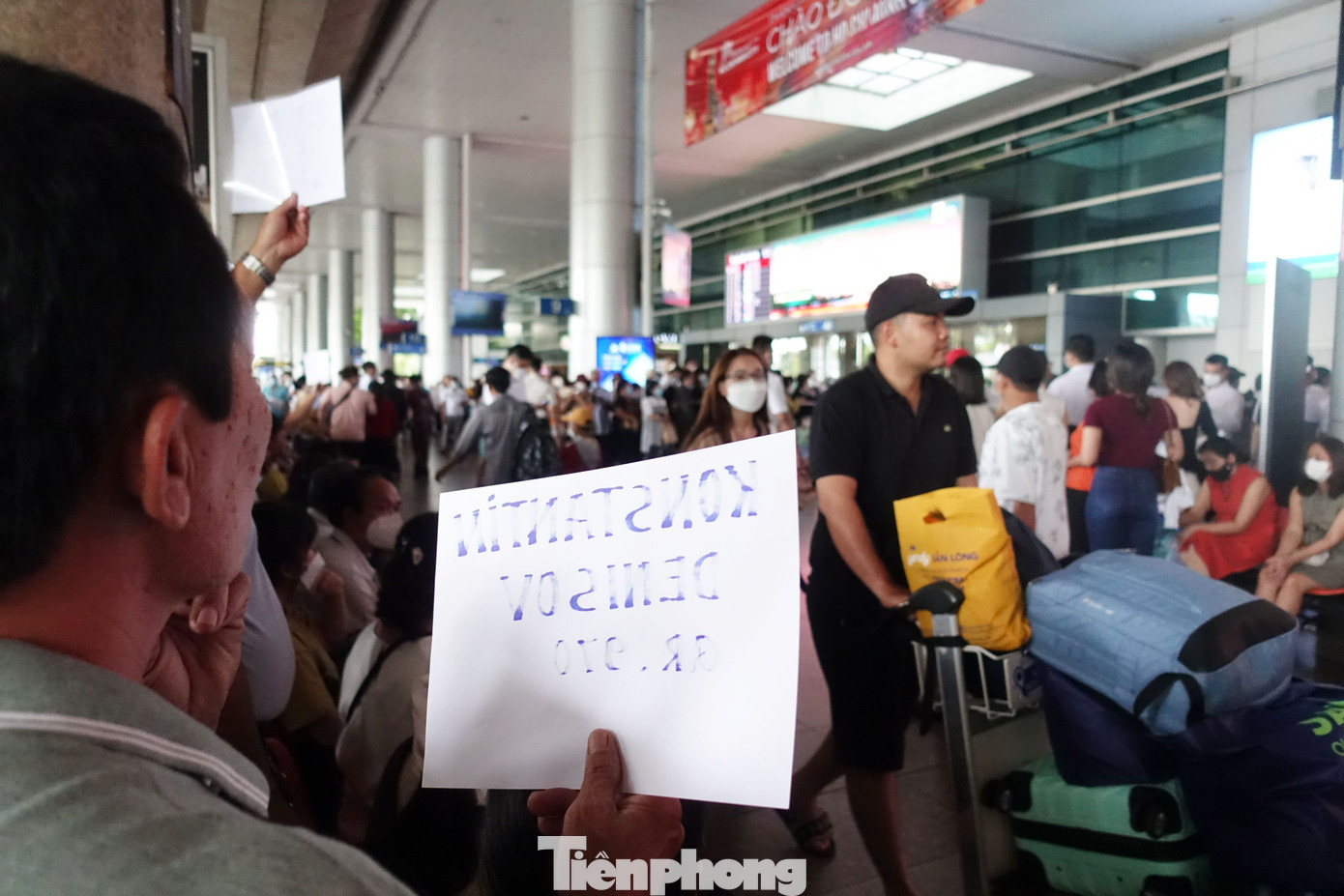 Sân bay Tân Sơn Nhất bắt đầu vào đợt cao điểm phục vụ Tết (từ ngày 6/1 đến 5/2), dự kiến sẽ phục vụ hơn 3,8 triệu lượt khách. Sân bay Tân Sơn Nhất bắt đầu vào đợt cao điểm phục vụ Tết (từ ngày 6/1 đến 5/2), dự kiến sẽ phục vụ hơn 3,8 triệu lượt khách.