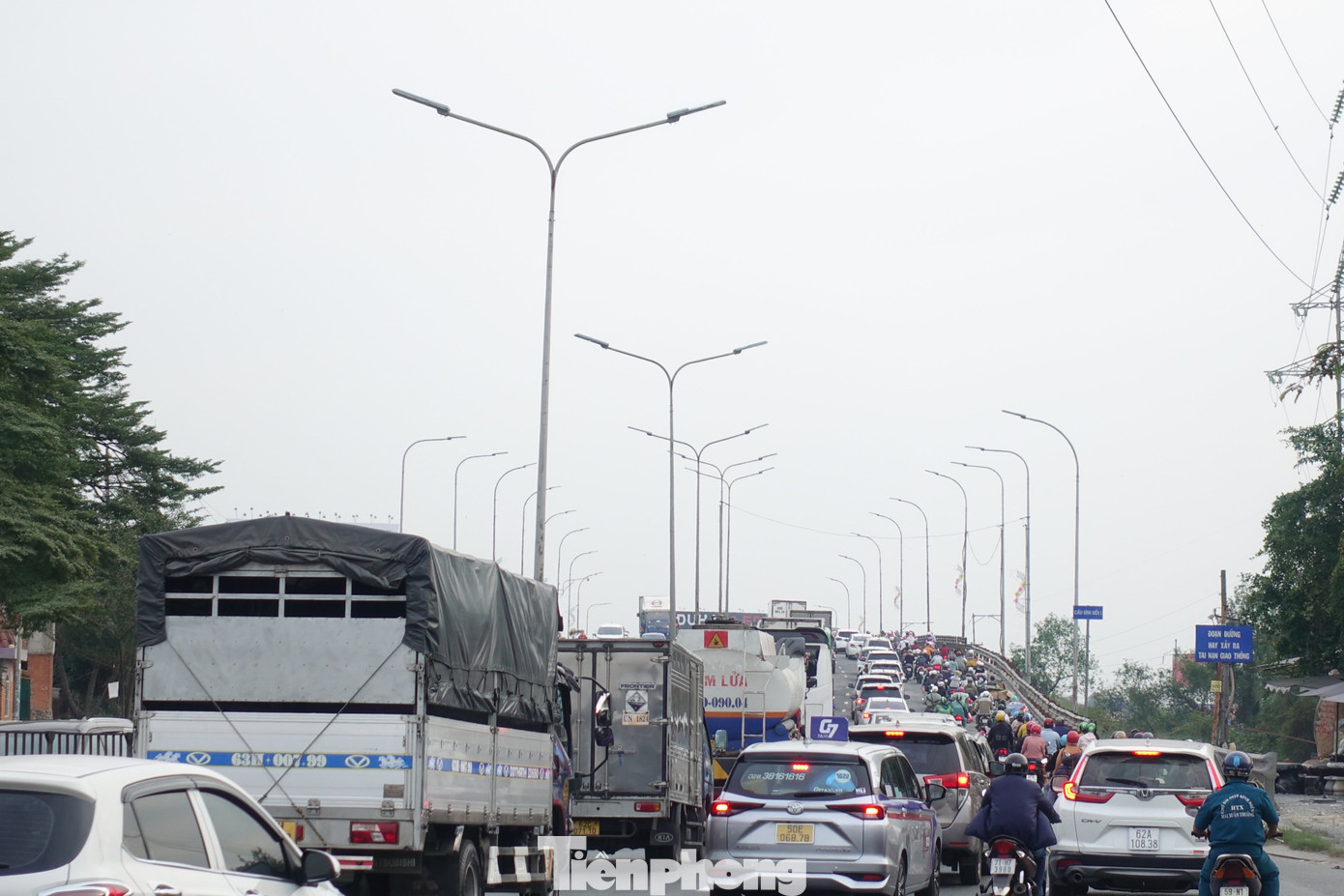 Lưu lượng phương tiện gia tăng trên tuyến quốc lộ 1 (đoạn qua địa bàn huyện Bình Chánh, TPHCM) trong buổi sáng 28 tháng Chạp.