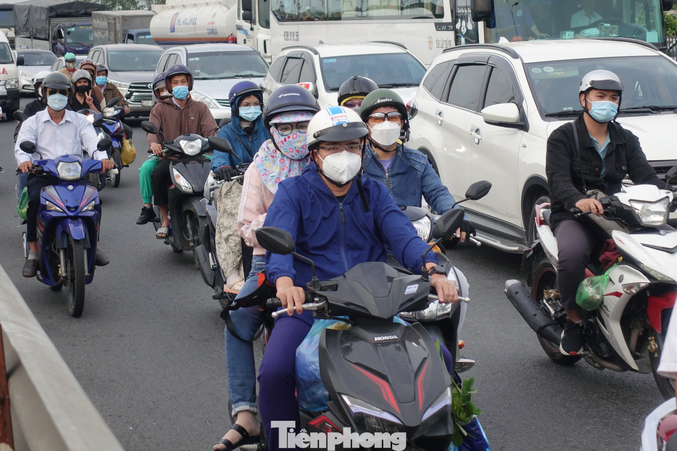 Người dân lỉnh kỉnh hành lý, đồ đạc về quê đón Tết.