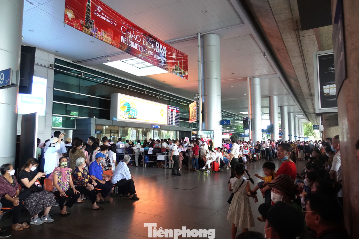 So với thời điểm cách đây 1 năm, khi TPHCM vừa mở cửa sau đại dịch COVID-19, hiện số lượng người đến nhà ga quốc tế của sân bay Tân Sơn Nhất tăng gấp nhiều lần. So với thời điểm cách đây 1 năm, khi TPHCM vừa mở cửa sau đại dịch COVID-19, hiện số lượng người đến nhà ga quốc tế của sân bay Tân Sơn Nhất tăng gấp nhiều lần.