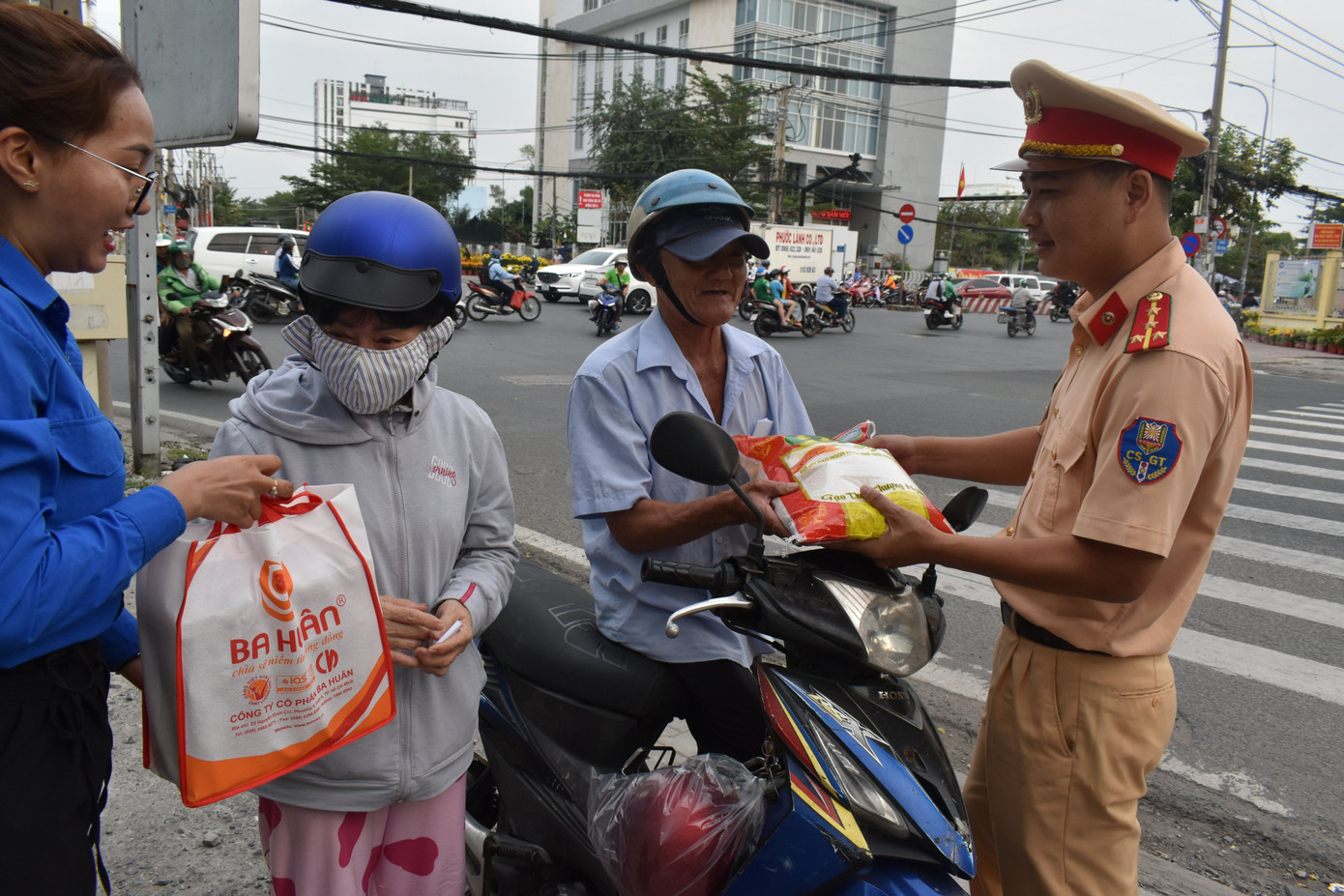 Chi Đoàn Thanh niên Đội CSGT Nam Sài Gòn (PC08) hỗ trợ người dân về quê đón Tết. Ảnh: CTV