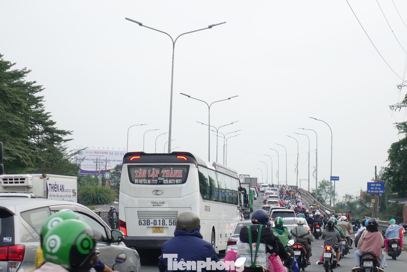 Đoạn quốc lộ 1 từ cầu Bình Điền đến nút giao quốc lộ 1 – Nguyễn Hữu Trí (huyện Bình Chánh) ùn ứ nhẹ ở khu vực đèn tín hiệu giao thông.