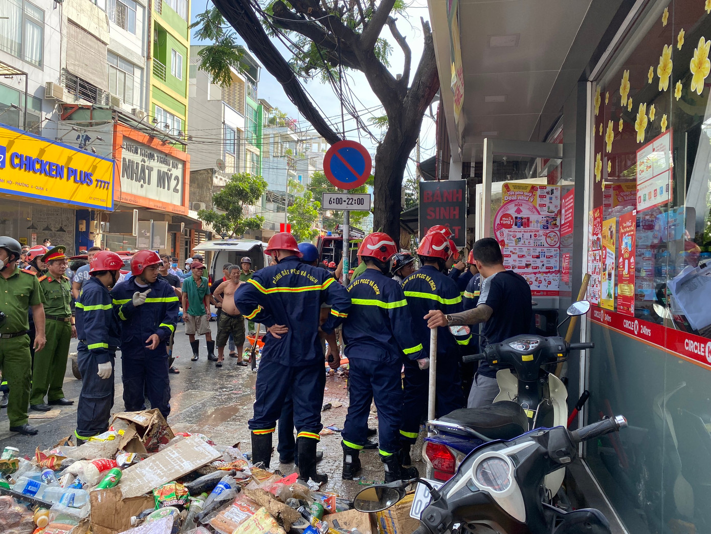 Lực lượng chức năng triển khai công tác cứu hộ cứu nạn. Lực lượng chức năng triển khai công tác cứu hộ cứu nạn.