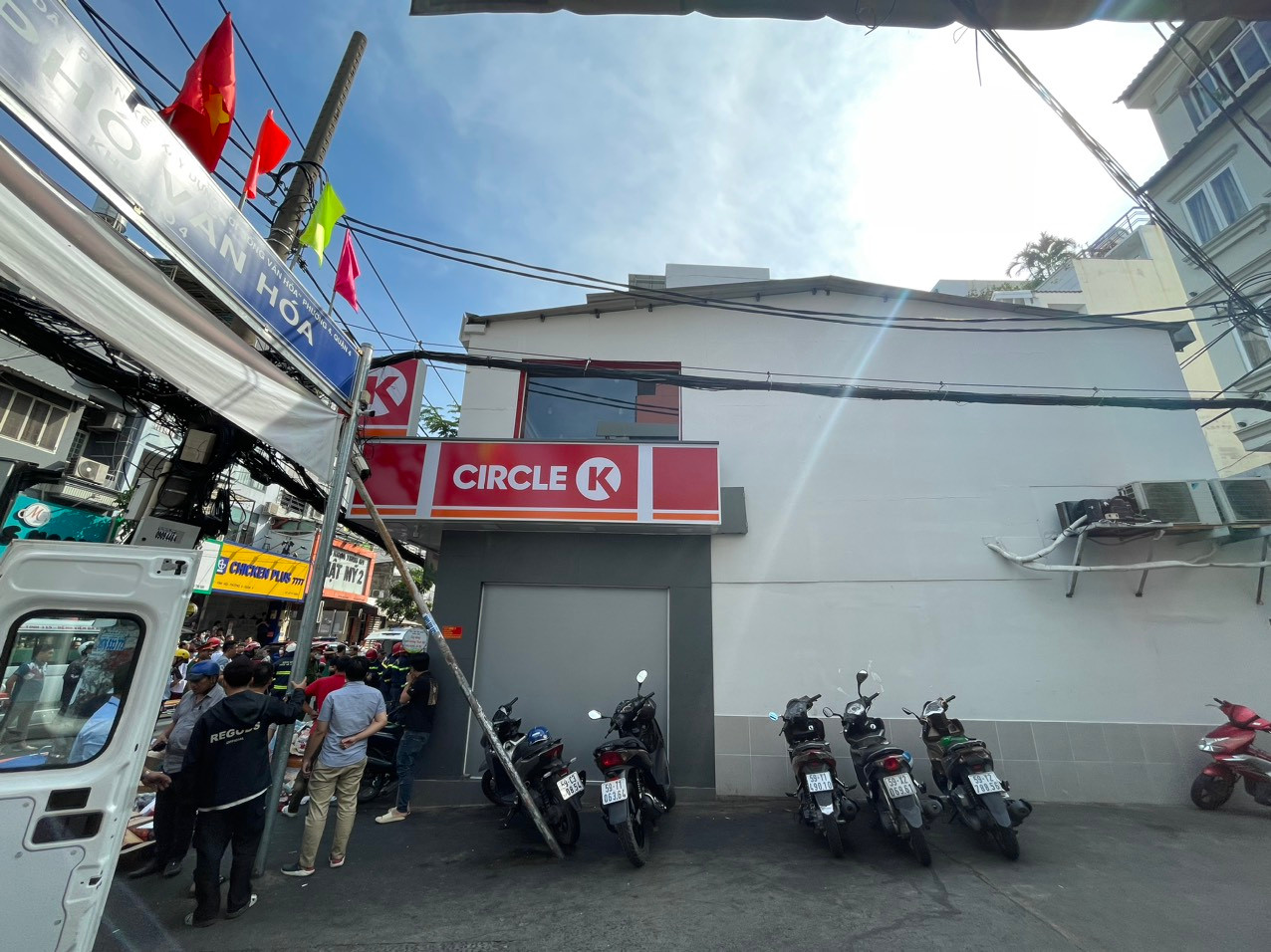 Cửa hàng nơi xảy ra sự cố có kết cấu gồm tầng trệt và một tầng lầu. Cửa hàng nơi xảy ra sự cố có kết cấu gồm tầng trệt và một tầng lầu.