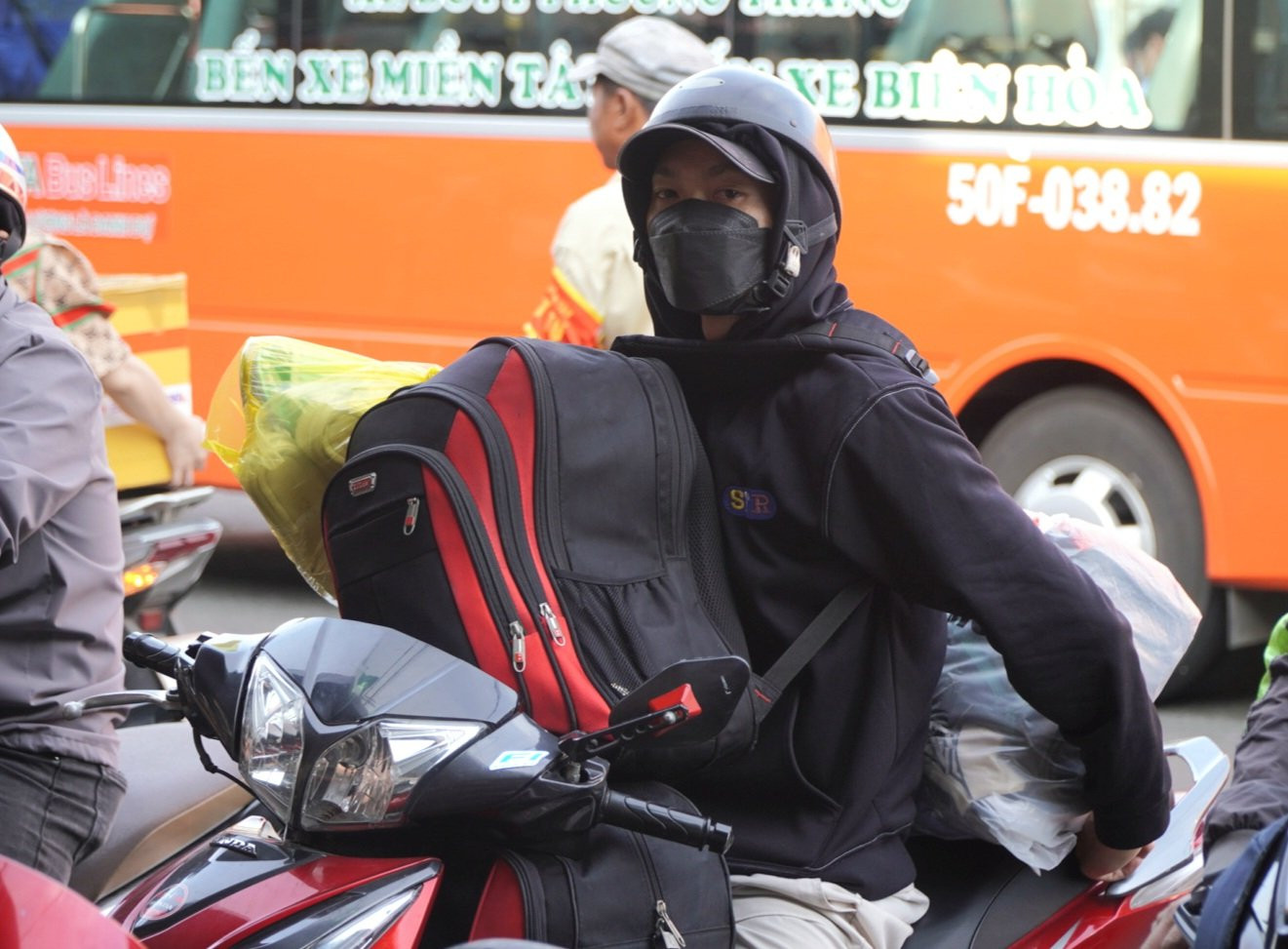 Đại diện Bến xe Miền Tây cho biết do đặc thù của bến xe Miền Tây là những chặng ngắn nên thông thường người dân sẽ đến mua vé vào những ngày cận Tết.