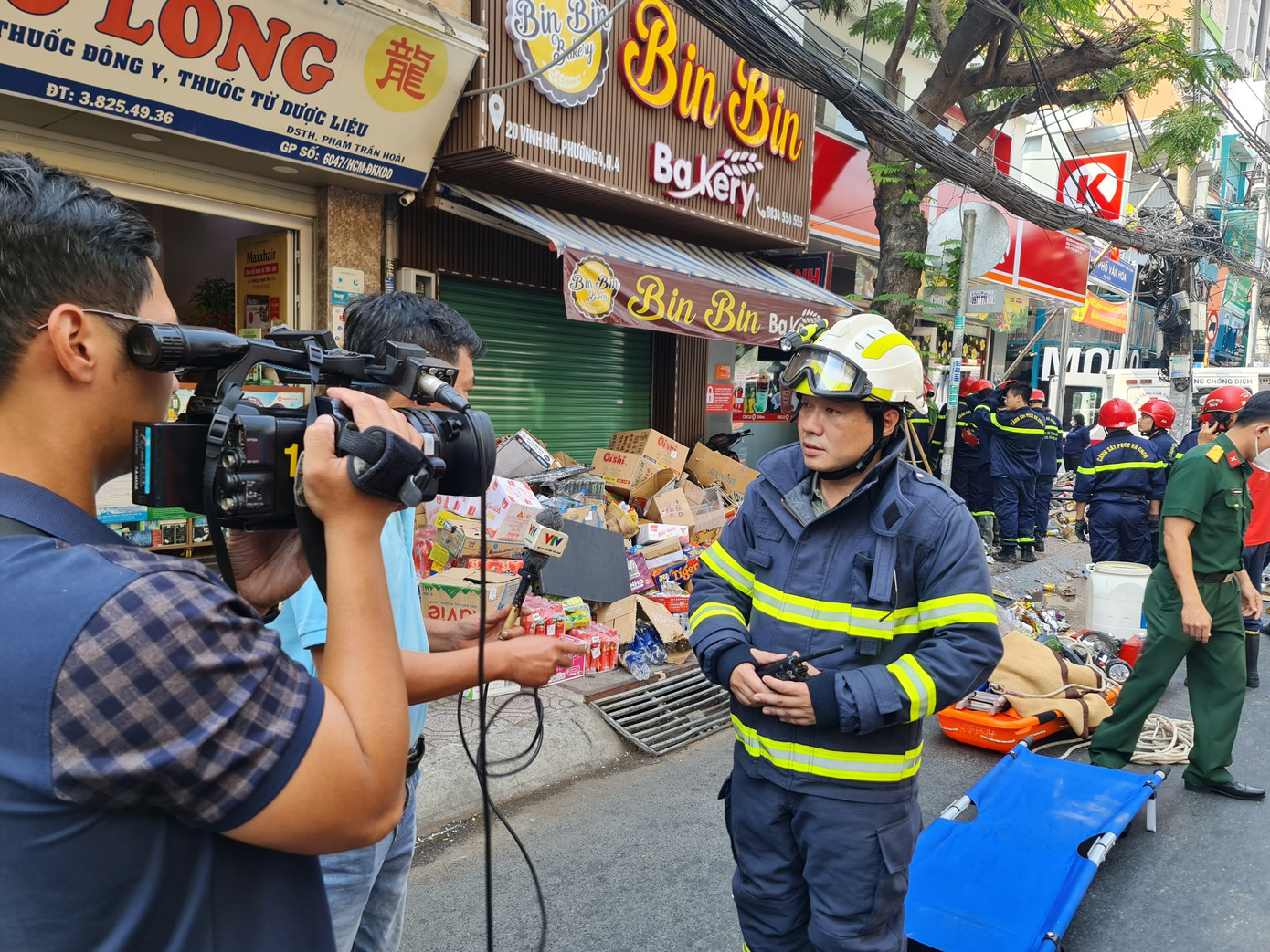 Thiếu tá Huỳnh Nguyên Thuận thông tin với báo chí. Thiếu tá Huỳnh Nguyên Thuận thông tin với báo chí.