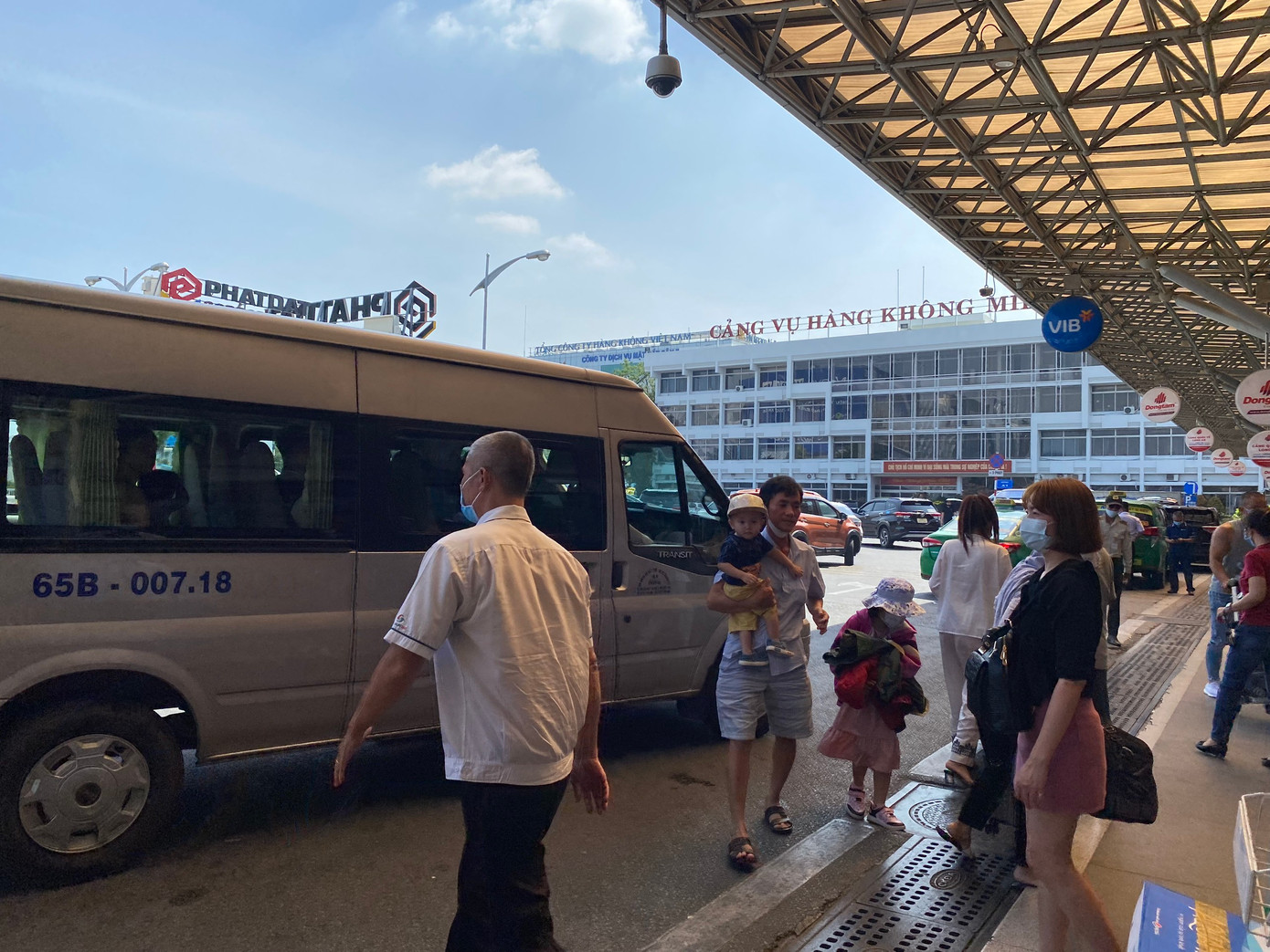 Ngoài ra, dịp Tết Nguyên đán 2023, nhiều hành khách đã chọn bay vào ban đêm do giá vé máy bay ban ngày đắt. Chính điều này đã giảm tải bớt áp lực hành khách cho nhà ga trong các khung giờ cao điểm ban ngày.