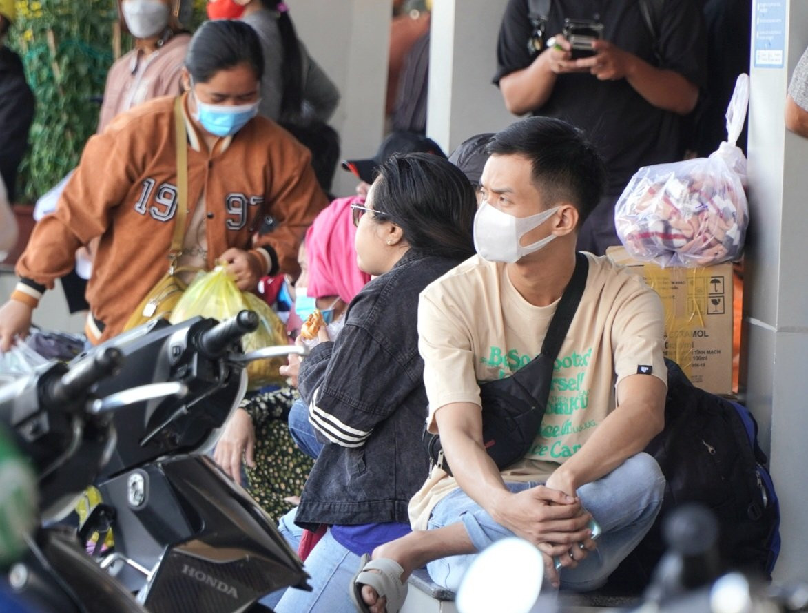 Người dân lỉnh kỉnh hành lý chờ đến giờ lên xe về quê đón Tết.