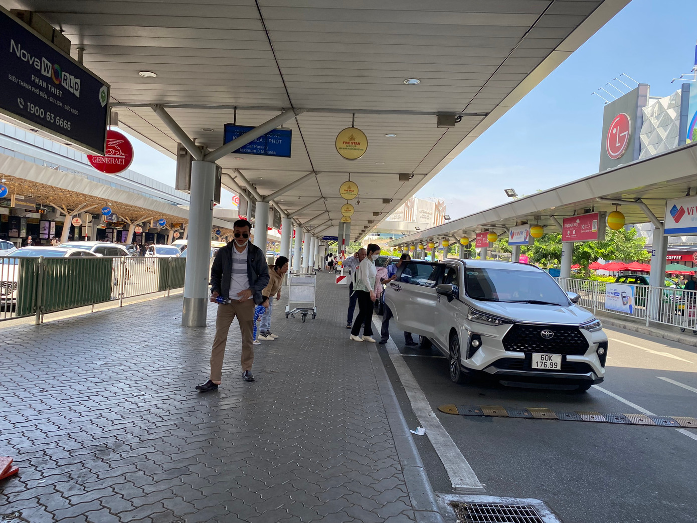 Khu vực bên ngoài nhà ga quốc nội - nơi đón trả khách của các phương tiện tấp nập nhưng chưa xảy ra tình trạng ùn ứ.