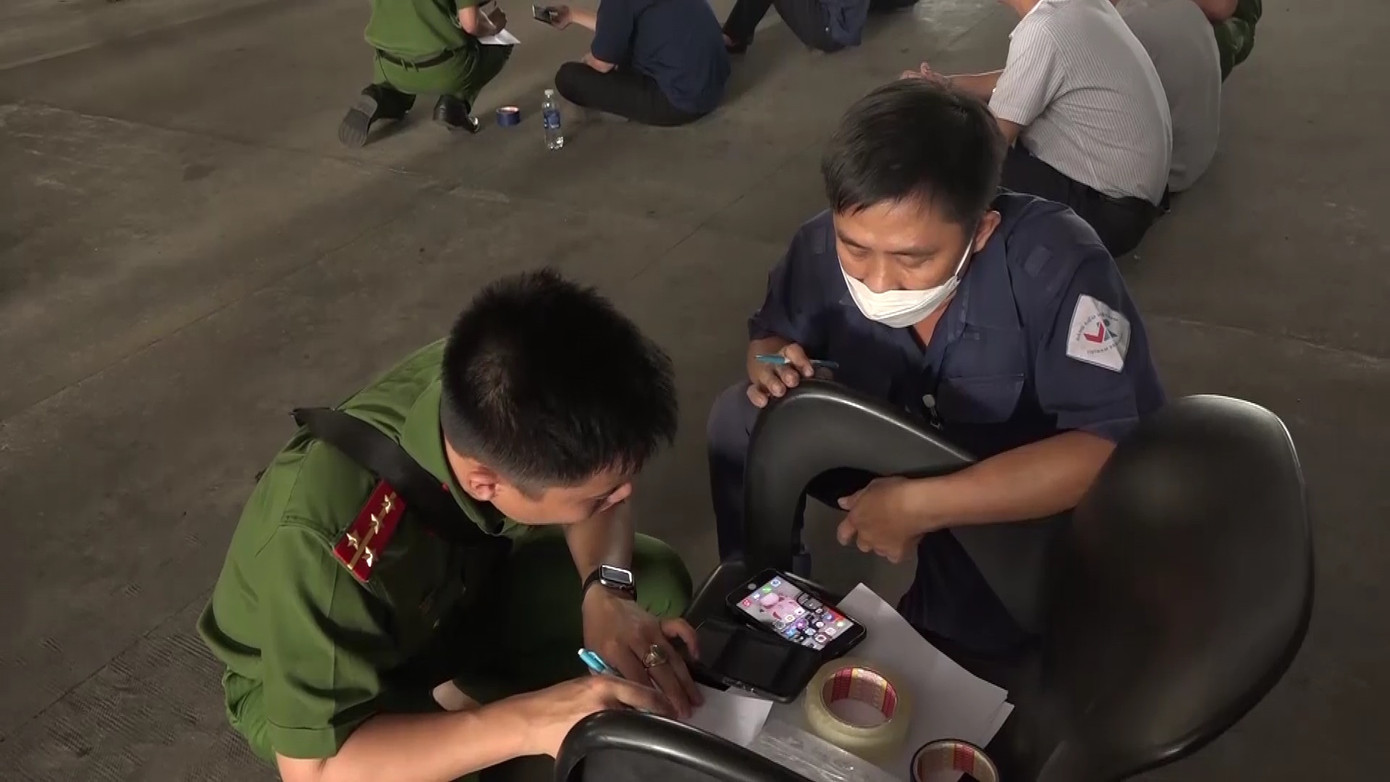 Công an thực hiện khám xét và lấy thông tin lời khai những người có liên quan tại một Trung tâm đăng kiểm. Công an thực hiện khám xét và lấy thông tin lời khai những người có liên quan tại một Trung tâm đăng kiểm.