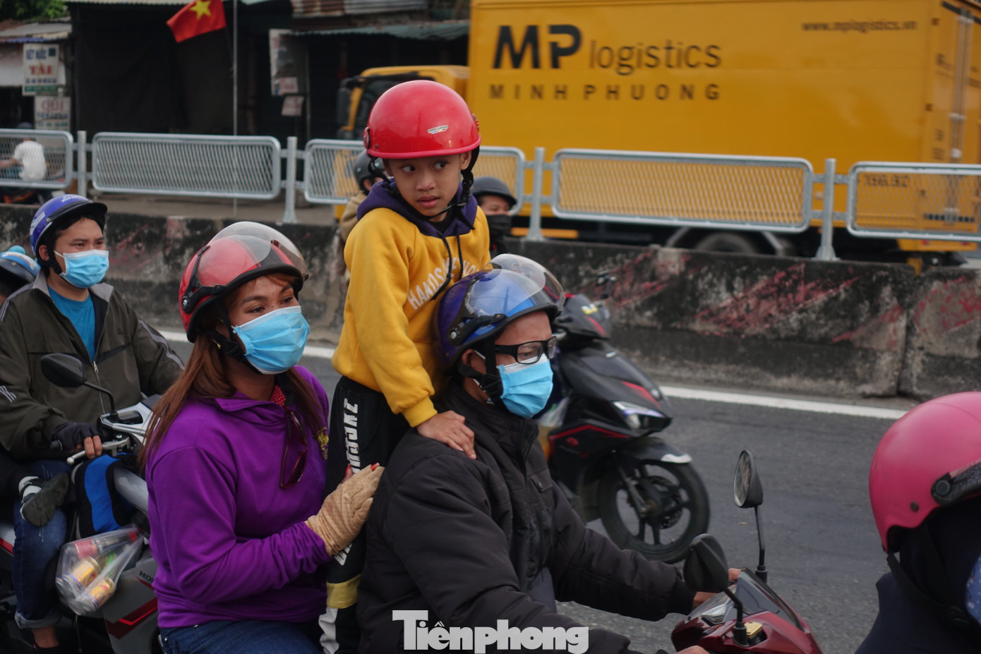 Nhiều em nhỏ theo chân bố, mẹ về quê đón Tết.