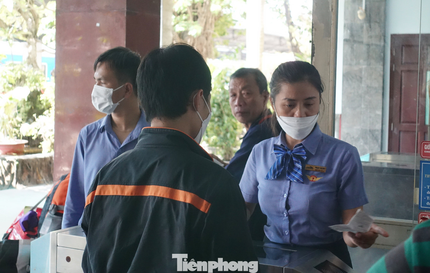 Hành khách có thông tin cá nhân trùng khớp với thông tin trên vé tàu mới được vào ga đi tàu. Hành khách có thông tin cá nhân trùng khớp với thông tin trên vé tàu mới được vào ga đi tàu.