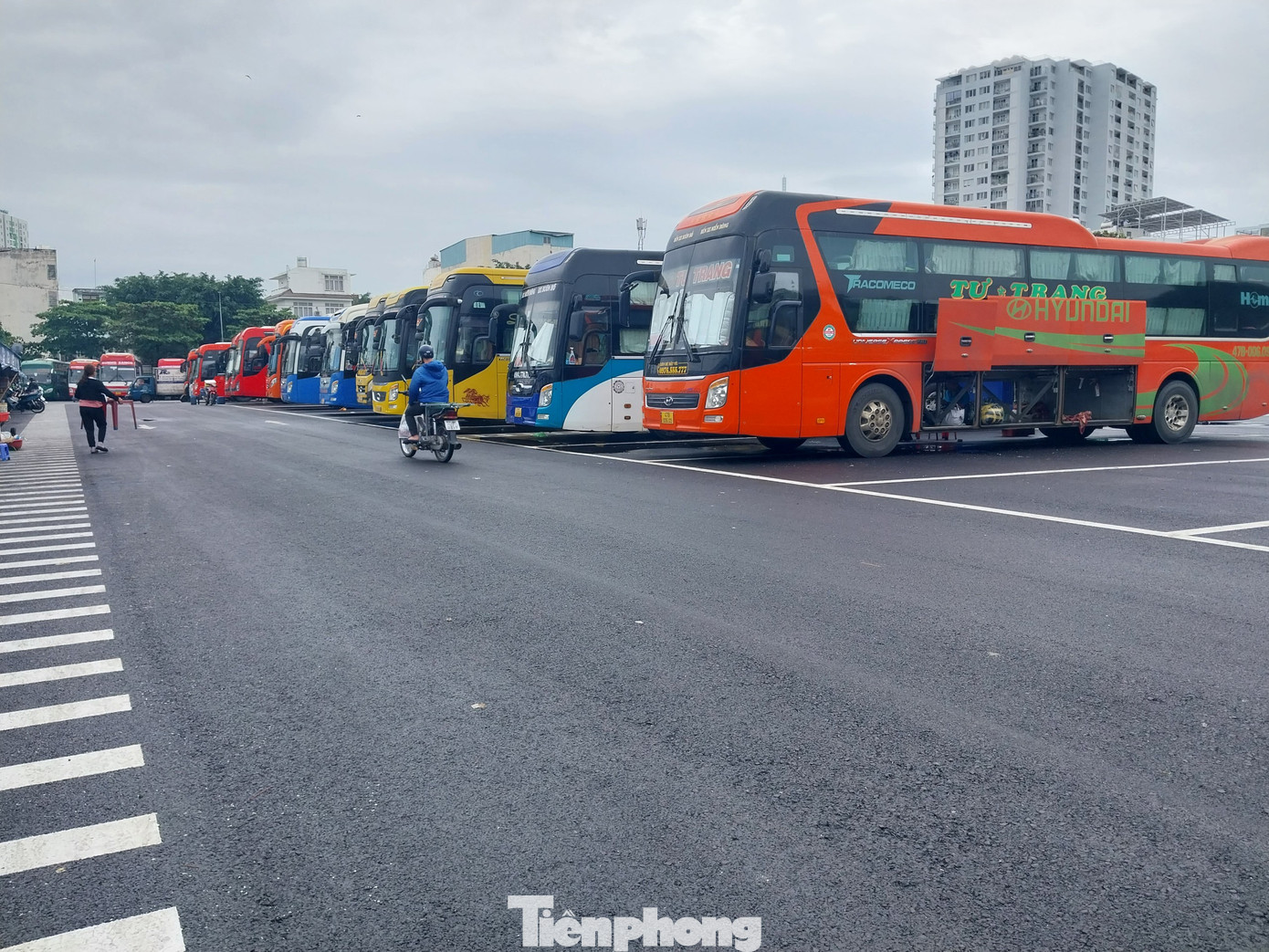Sáng 10/1, giao thông khu vực Quốc lộ 13 - hành lang xe giường nằm được phép lưu thông ra vào bến xe Miền Đông tương đối thông thoáng. Ảnh: PHONG NGUYỄN