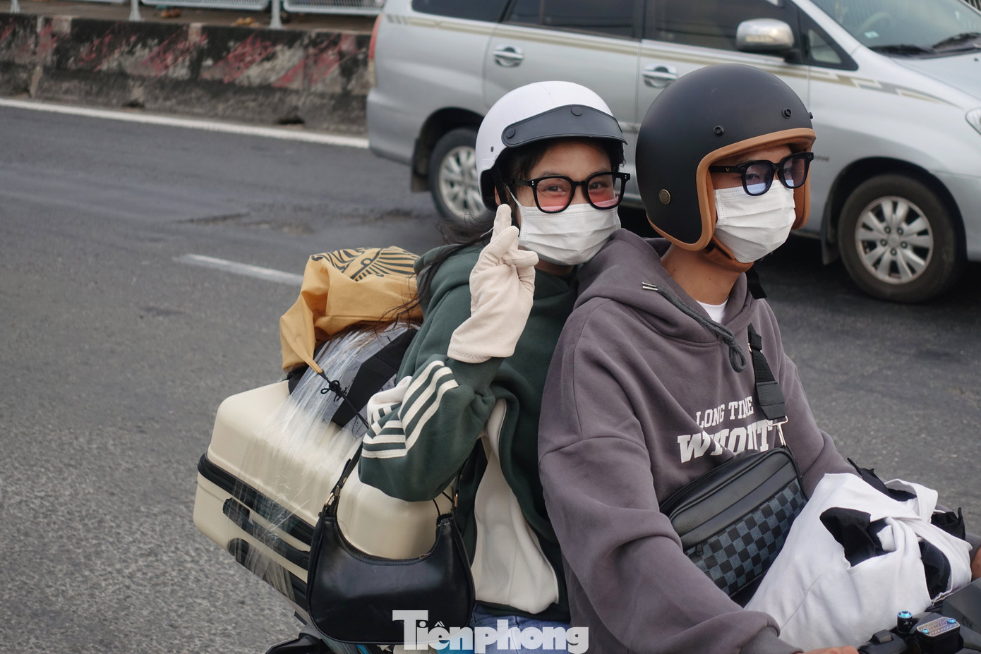 Ai cũng lỉnh kỉnh đồ đạc về quê đón Tết.