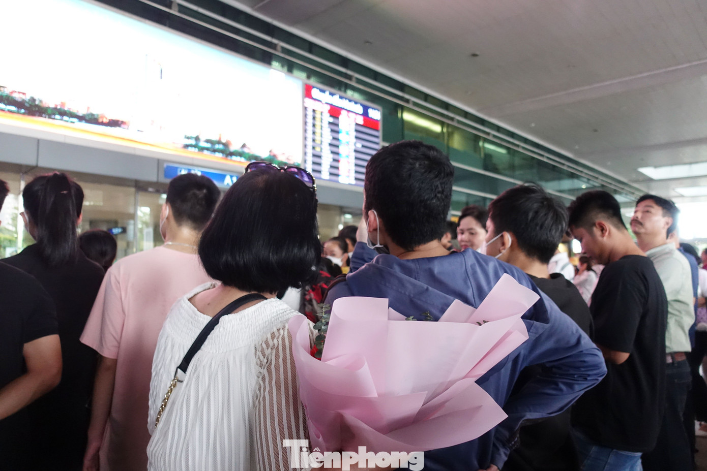 Chị Nguyễn Trần Huế (ngụ Bình Thuận) cùng chồng ra sân bay đón em gái từ Mỹ về. “2 năm qua, do dịch bệnh nên em tôi không thể về quê đón tết cùng gia đình. Gia đình chỉ có thể nói chuyện video với nhau. Tết năm nay dịch bệnh đã ổn, em tôi quyết định về để gặp nhau. Chuyến bay đã đáp xuống rồi nhưng tôi chưa thấy em ra đến đây, chắc có lẽ đang chờ lấy hành lý. Tôi rất hồi hộp”- chị Huế chia sẻ. Chị Nguyễn Trần Huế (ngụ Bình Thuận) cùng chồng ra sân bay đón em gái từ Mỹ về. “2 năm qua, do dịch bệnh nên em tôi không thể về quê đón tết cùng gia đình. Gia đình chỉ có thể nói chuyện video với nhau. Tết năm nay dịch bệnh đã ổn, em tôi quyết định về để gặp nhau. Chuyến bay đã đáp xuống rồi nhưng tôi chưa thấy em ra đến đây, chắc có lẽ đang chờ lấy hành lý. Tôi rất hồi hộp”- chị Huế chia sẻ.