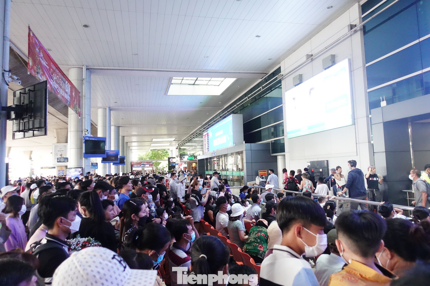 Theo ghi nhận của Tiền Phong vào lúc 16h30 ngày 11/1, khu vực sảnh đến ga quốc tế sân bay Tân Sơn Nhất đông nghịt người đến chờ đón người thân là kiều bào về nước đón Tết Quý Mão 2023. Theo ghi nhận của Tiền Phong vào lúc 16h30 ngày 11/1, khu vực sảnh đến ga quốc tế sân bay Tân Sơn Nhất đông nghịt người đến chờ đón người thân là kiều bào về nước đón Tết Quý Mão 2023.