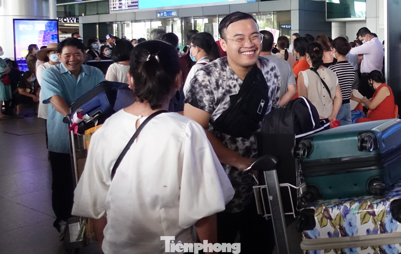 Đại diện Cảng HKQT Tân Sơn Nhất cho biết Cảng đã huy động toàn bộ cán bộ, nhân viên, phương tiện, thiết bị bảo đảm phục vụ tốt nhất đối với bà con Việt kiều nói riêng và khách quốc tế đến Việt Nam vào những ngày đầu năm 2023. Đại diện Cảng HKQT Tân Sơn Nhất cho biết Cảng đã huy động toàn bộ cán bộ, nhân viên, phương tiện, thiết bị bảo đảm phục vụ tốt nhất đối với bà con Việt kiều nói riêng và khách quốc tế đến Việt Nam vào những ngày đầu năm 2023.