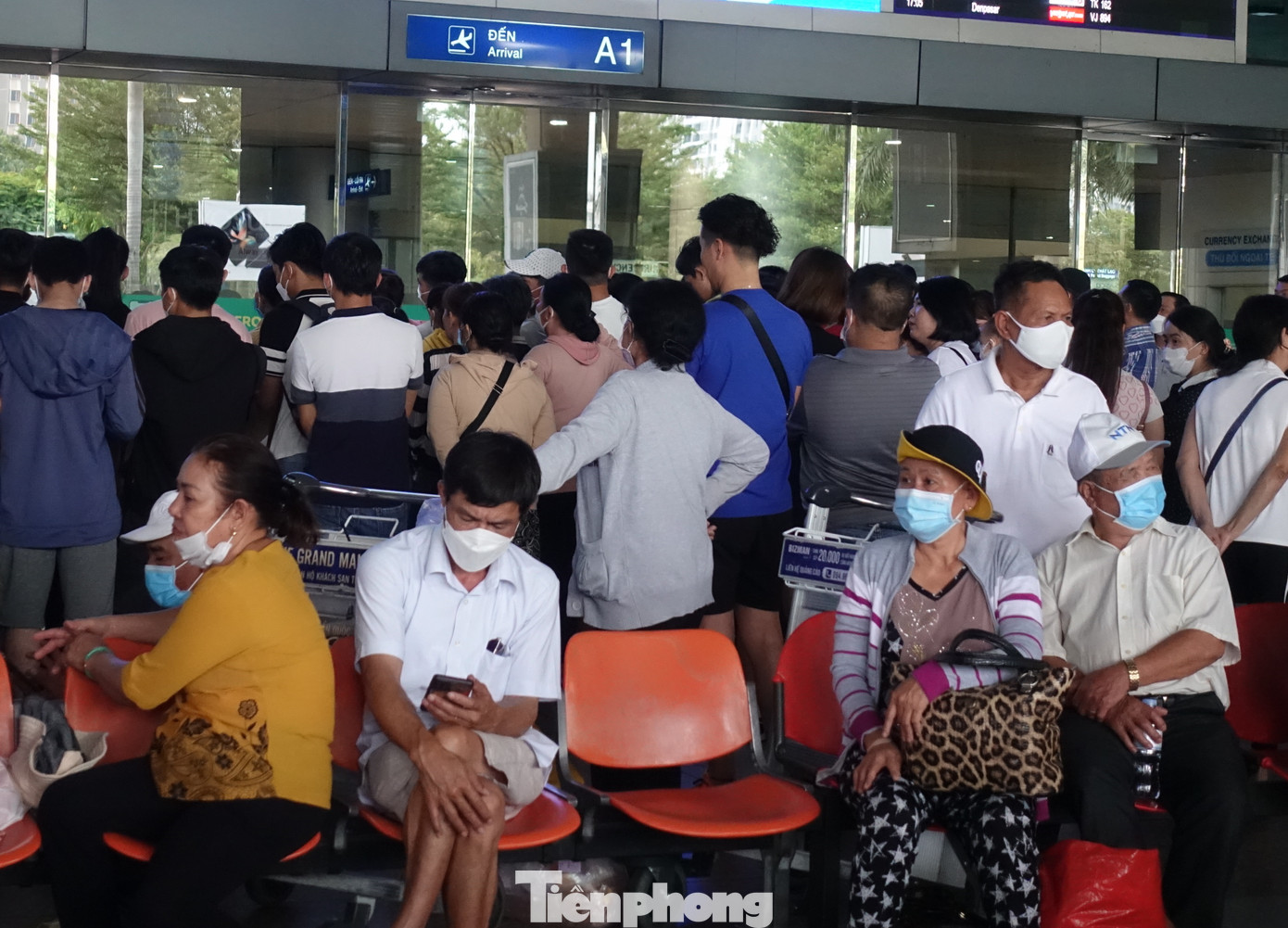 Những hàng ghế chờ ở sảnh ga quốc tế hầu như đều kín chỗ. Những hàng ghế chờ ở sảnh ga quốc tế hầu như đều kín chỗ.