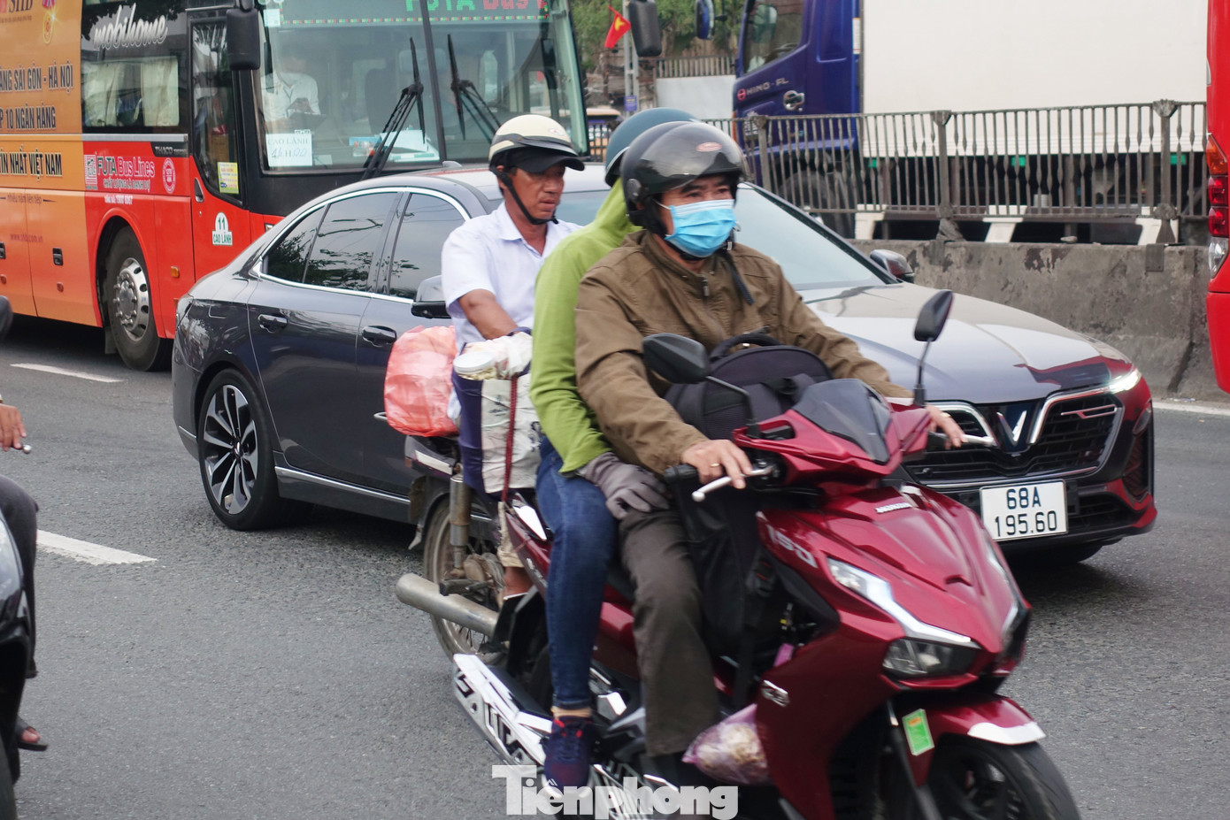 Đại diện Phòng CSGT đường bộ - đường sắt Công an TPHCM cho biết, trong chiều nay (28 tháng Chạp) lực lượng CSGT toàn thành phố sẽ đồng loạt ra quân đảm bảo TTATGT, giúp cho người dân về quê, cũng như vui xuân đón Tết tại TPHCM được an toàn, thông suốt.