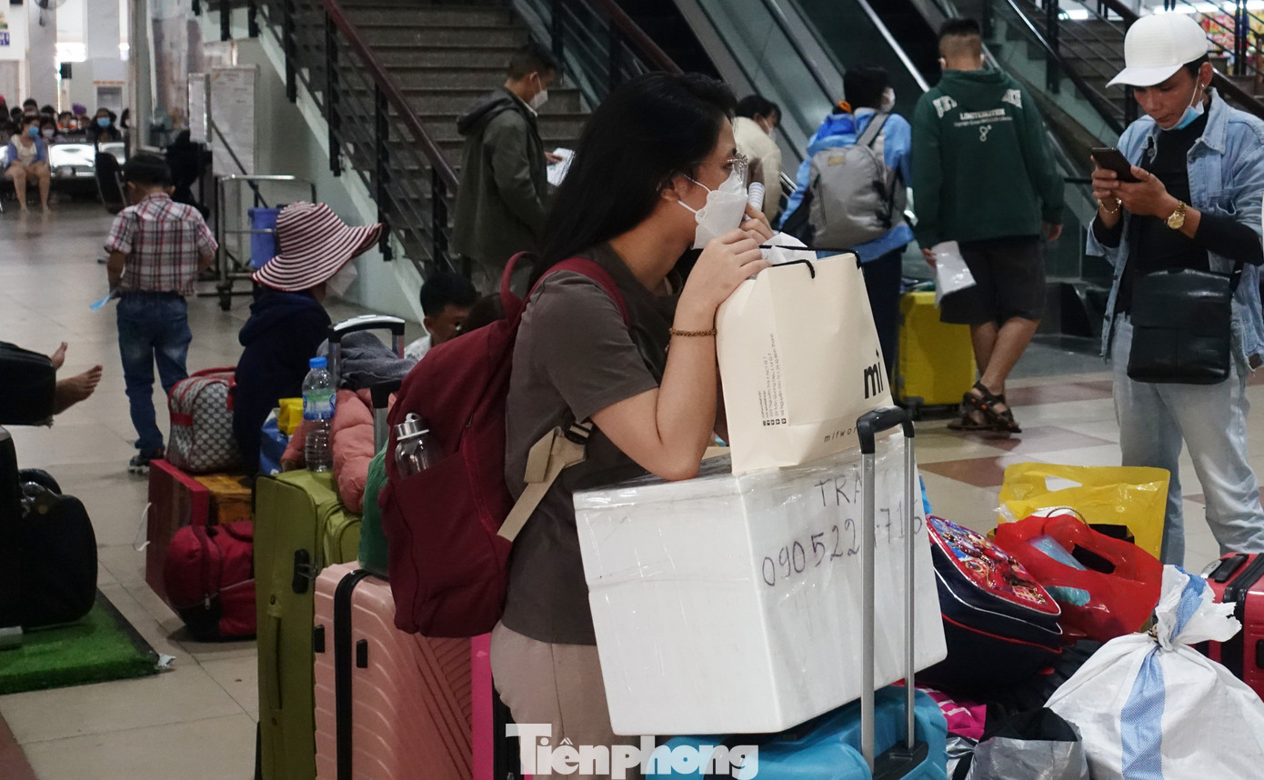 Người dân với đồ đạc, hành lý lỉnh kỉnh chờ đến giờ tàu khởi hành. Người dân với đồ đạc, hành lý lỉnh kỉnh chờ đến giờ tàu khởi hành.