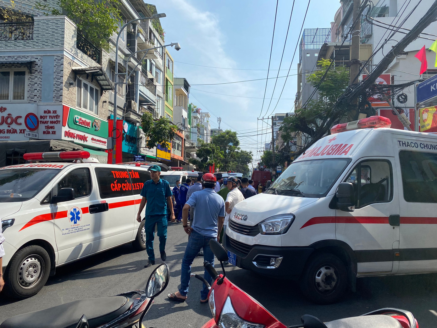 Nhận được tin báo, Phòng Cảnh sát PCCC & CNCH (PC07) Công an TPHCM huy động lực lượng phối hợp cùng Công an quận 4 tiến hành công tác cứu hộ, tìm kiếm người bị kẹt bên trong.