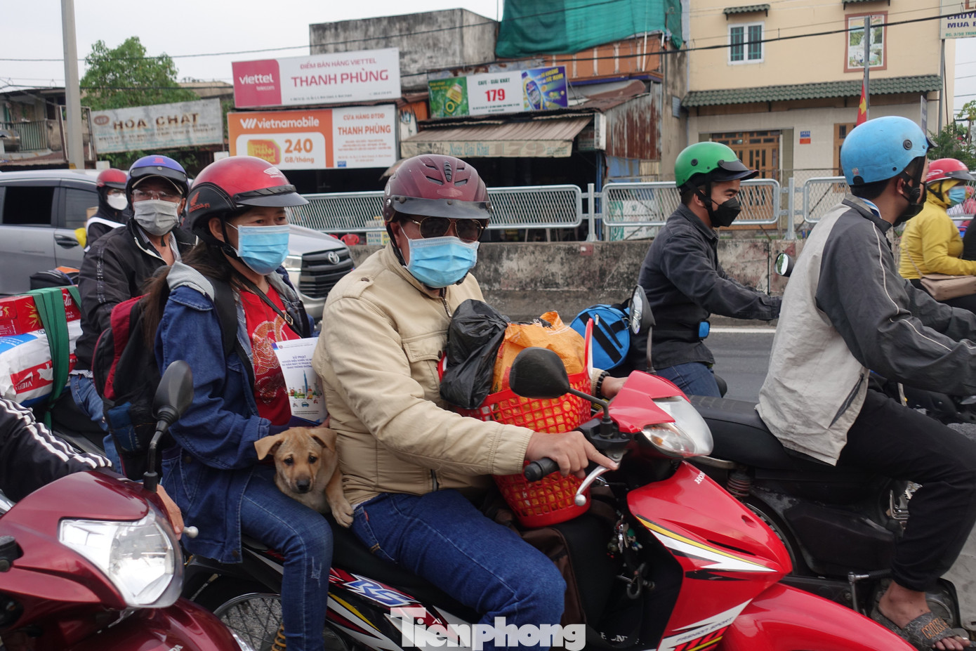 Nhiều người mang theo thú cưng về quê trong kỳ nghỉ dài ngày.