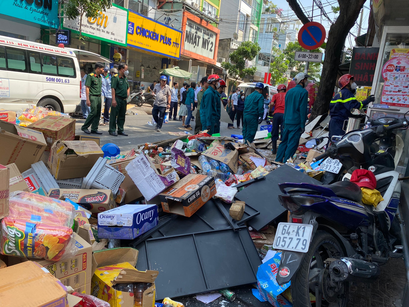 Trung tá Huỳnh Nguyên Thuận – phó đội trưởng Đội Công tác chữa cháy và cứu nạn cứu hộ (PC07) - chỉ huy công tác cứu nạn cứu hộ tại hiện trường cho biết, quá trình cứu hộ gặp nhiều khó khăn do các thanh sắt đổ chắn lối ra vào, cùng với đó là lượng hàng hoá ở cửa hàng nhiều, gây cản trở công tác tìm kiếm nạn nhân bị kẹt.