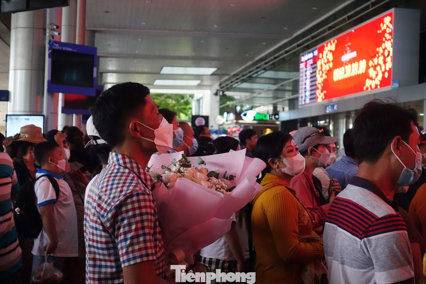 Nhiều người mang theo hoa chờ đón người thân. Nhiều người mang theo hoa chờ đón người thân.