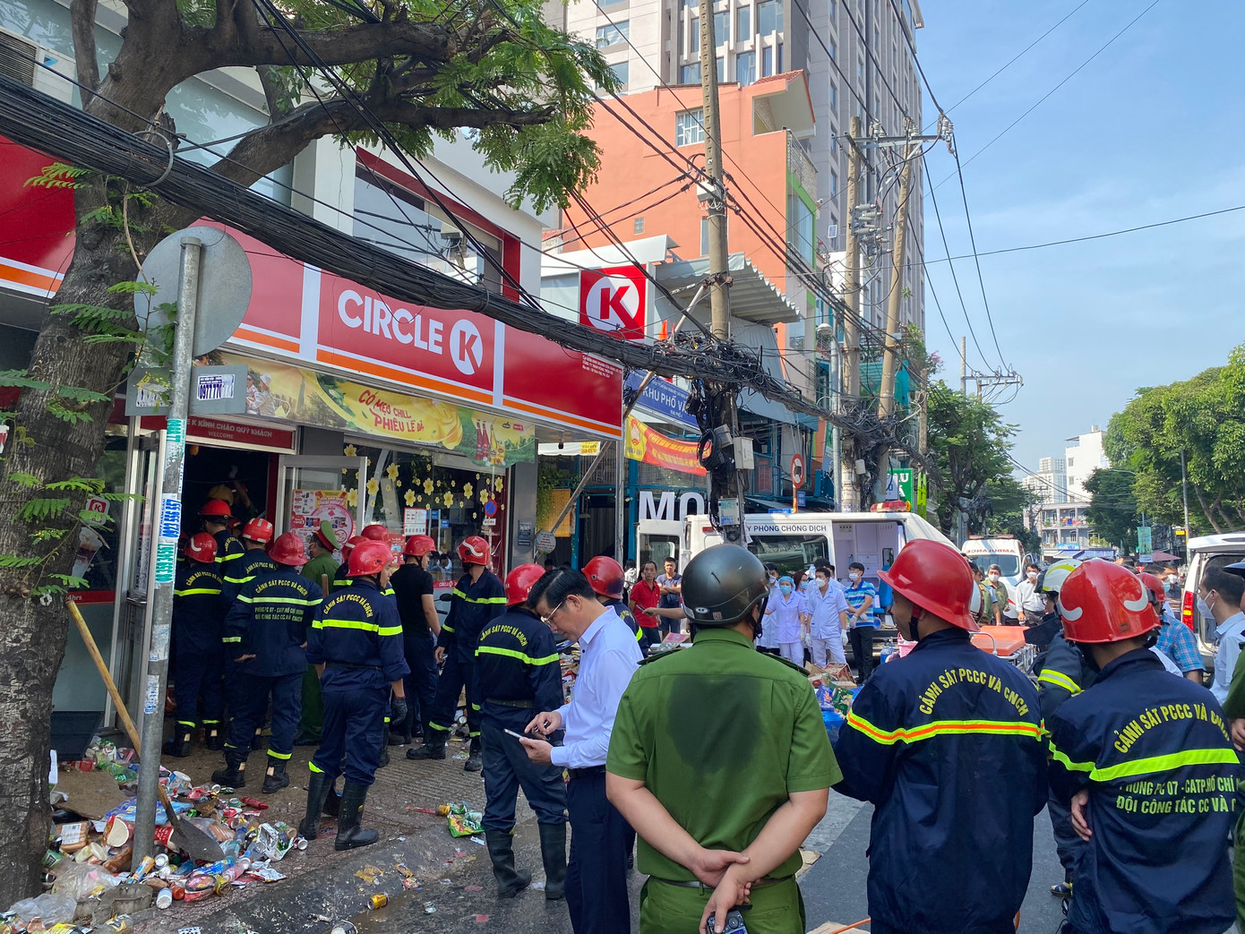 Khoảng 8h45 ngày 18/1, phần sàn của tầng lầu (khu vực chứa hàng ở cửa hàng tiện lợi Circle K trên đường Vĩnh Hội, phường 14, quận 4, TPHCM) bất ngờ đổ sập.