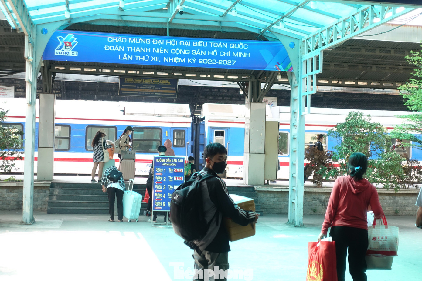 Dự báo trong hai ngày 17 và 19/1 (26 và 28 tháng Chạp âm lịch), hành khách ở ga Sài Gòn đạt cao điểm với khoảng 9.500 - 10.000 lượt khách. Dự báo trong hai ngày 17 và 19/1 (26 và 28 tháng Chạp âm lịch), hành khách ở ga Sài Gòn đạt cao điểm với khoảng 9.500 - 10.000 lượt khách.