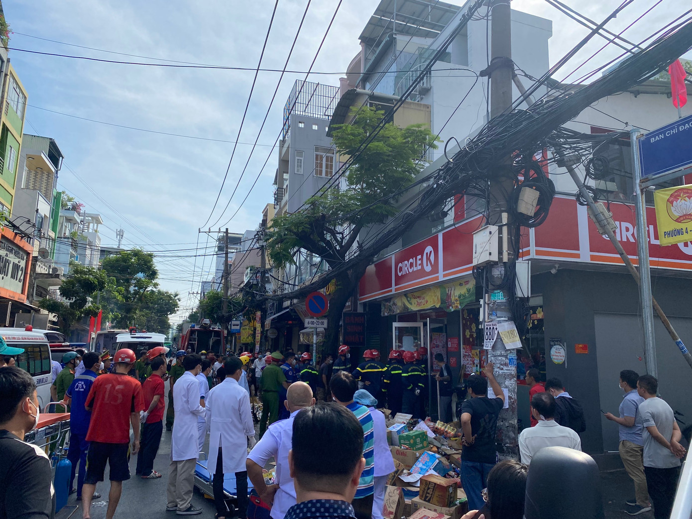 Theo cơ quan chức năng, thời điểm xảy ra sự cố, 8 người đã kịp thoát ra bên ngoài và 1 người bị kẹt lại. Nạn nhân bị kẹt lại là nữ, học lớp 9.