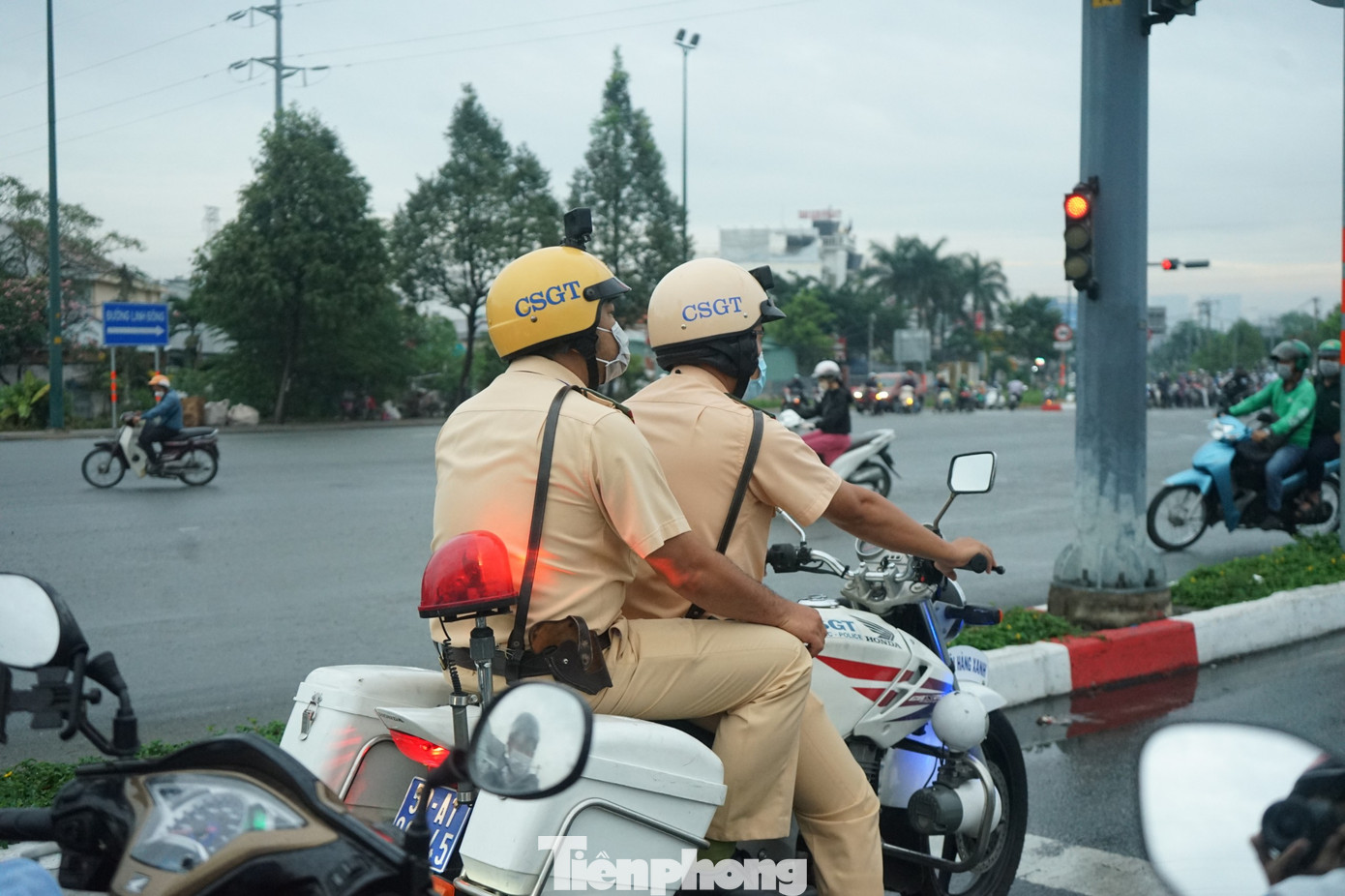 Ở khu vực cửa ngõ phía đông TPHCM, sáng 10/1, tổ công tác Đội CSGT Hàng Xanh (PC08) cũng thực hiện tuần tra lưu động trên tuyến đường Phạm Văn Đồng. Ảnh: PHONG NGUYỄN