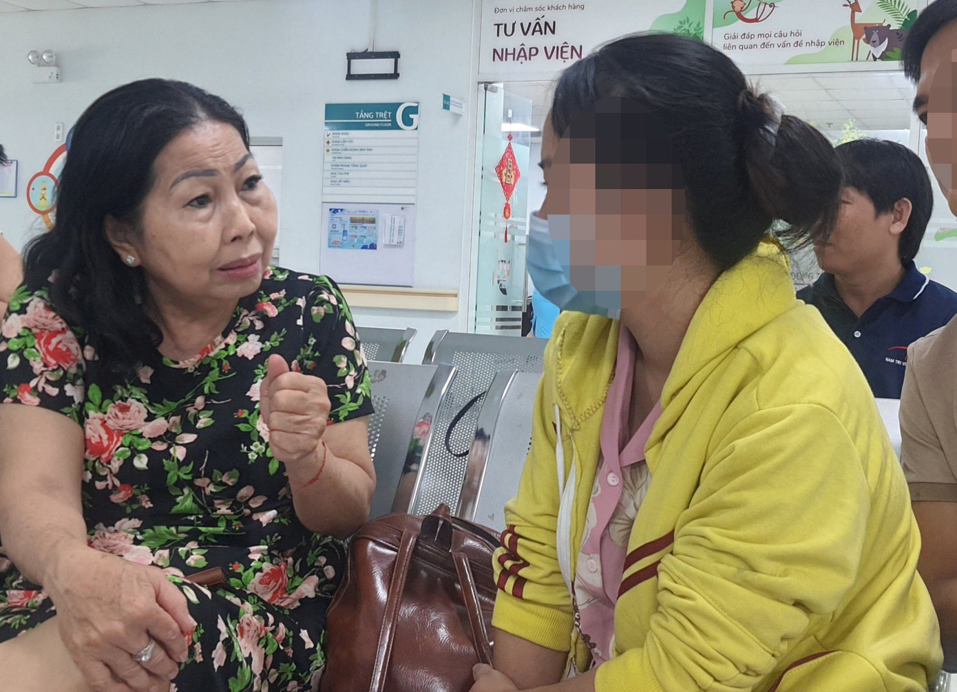 Luật sư Trần Thị Ngọc Nữ (ảnh trái) trao đổi với chị P.T.N.A (mẹ của bé A) và hướng dẫn các thủ tục hỗ trợ pháp lý liên quan. Ảnh: CTV