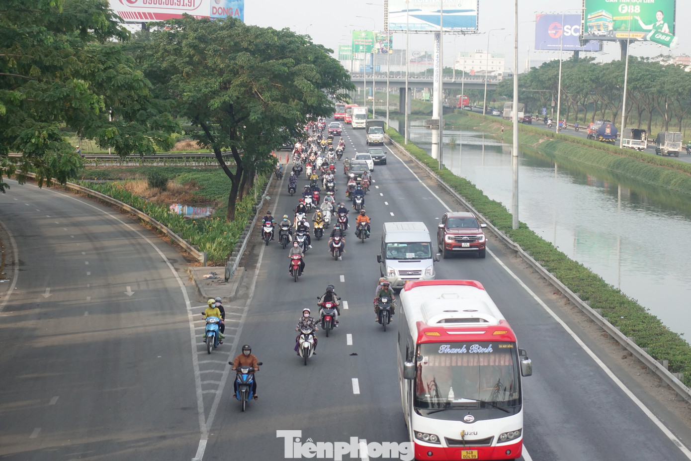 Trong khi khu vực bến xe tấp nập hành khách thì khu vực cửa ngõ phía tây TPHCM lại khá thông thoáng. (Hình ảnh ghi nhận lúc 11h ngày 19/1 trên tuyến quốc lộ 1 hướng đi các tỉnh miền Tây Nam bộ)