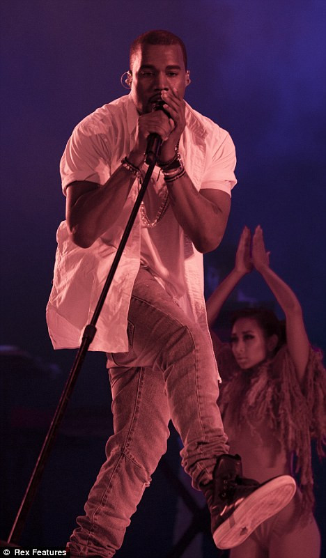 Kayne West biểu diễn trên sân khấu festival Big Chill ở Hertfordshire, Anh hôm thứ Bảy tuần trước