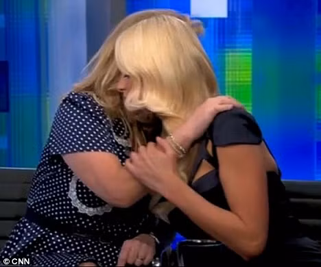 Mẹ cô, bà Kathy cũng xuất hiện để chia sẻ nỗi lòng về scandal của con gái