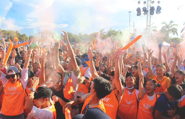 Cơn lốc “Đại nhạc hội bùng nổ sắc màu” của Vietnamobile tràn vào nhiều tỉnh thành ảnh 3
