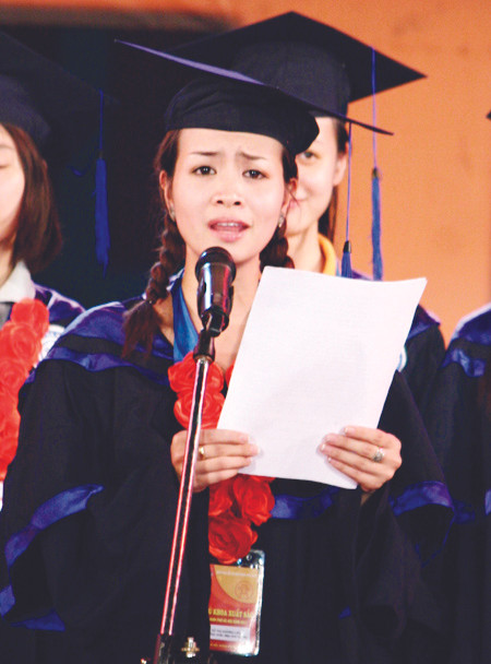 Hương Lan đọc bức thư tại lễ tuyên dương thủ khoa
