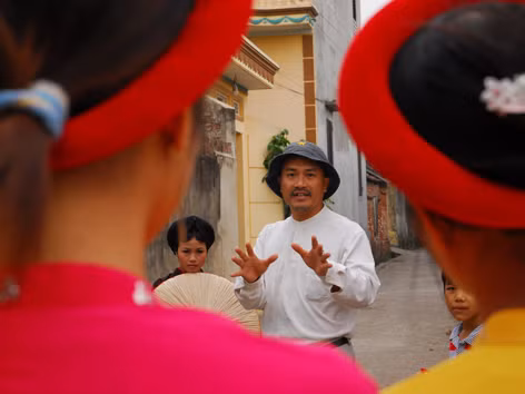 Đạo diễn Đường Minh Giang (từng là người mẫu thời kỳ đầu của Hà Nội) đang chỉ đạo một cảnh quay trong bộ phim mới. Ảnh: Nhân vật cung cấp