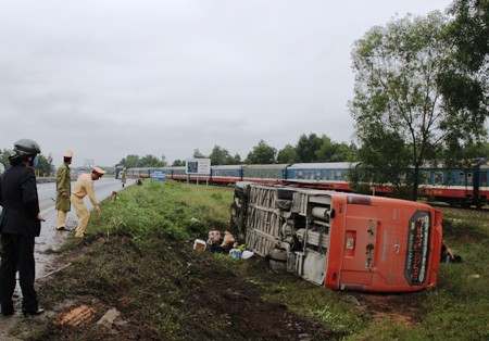 Lật xe khách giường nằm, hành khách đạp cửa tháo chạy ảnh 1