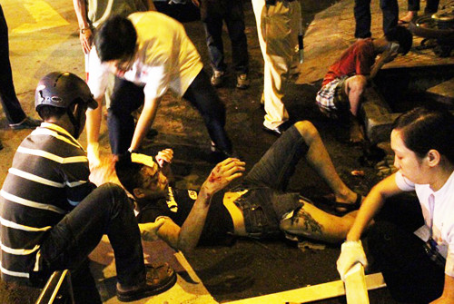 Giải cứu thanh niên kẹt dưới khe cống ảnh 2