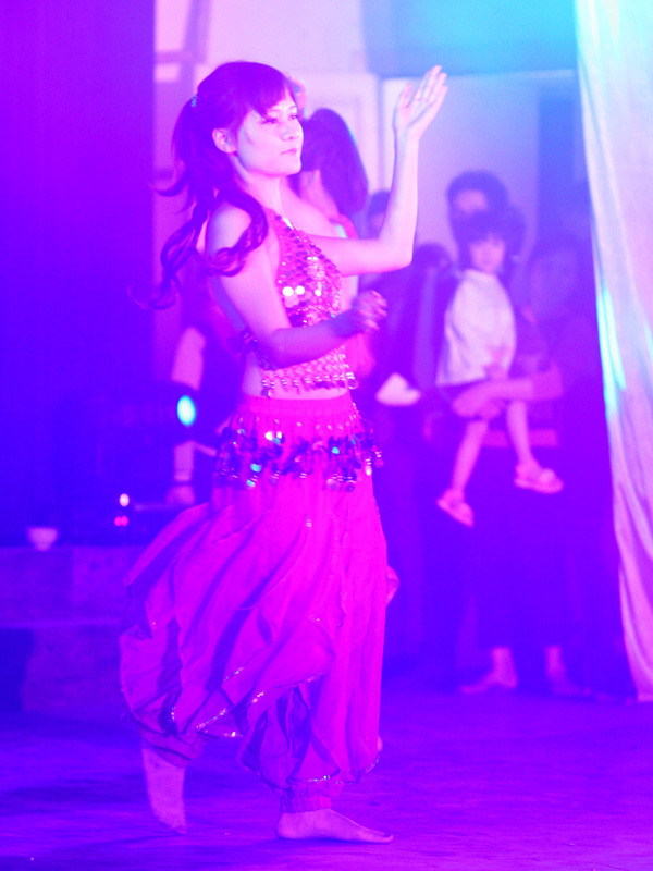 Tiết mục múa bụng nhận được nhiều tiếng vỗ tay của khán giả