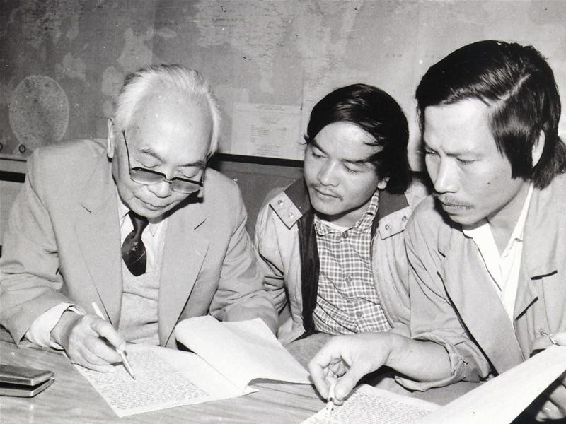 Đại tướng Võ Nguyên Giáp sửa bài viết cho nhà báo Hoàng Sơn và Xuân Ba năm 1989. Ảnh: Phạm Yên