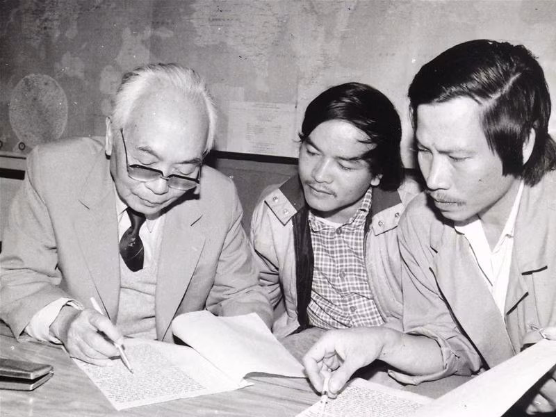 Đại tướng Võ Nguyên Giáp sửa bài viết cho nhà báo Hoàng Sơn và Xuân Ba năm 1989. Ảnh: Phạm Yên