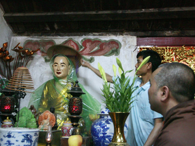 Tượng Phật đội nón mặc áo mưa khi trời mưa tại chùa Diên Hựu . Tượng Phật đội nón mặc áo mưa khi trời mưa tại chùa Diên Hựu